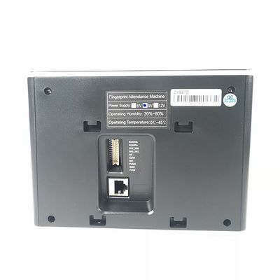 従業員はデスクトップの生物測定の指紋のタイム レコーダーを打つ